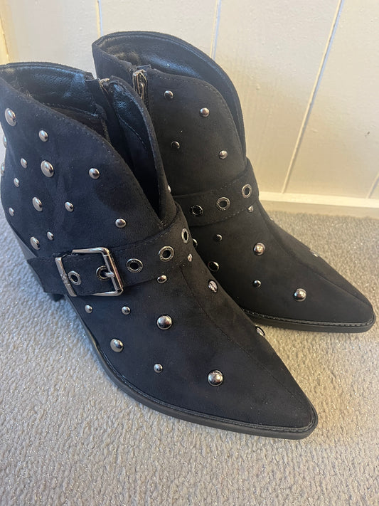 XTI Studded Low Heeled Boot - Black