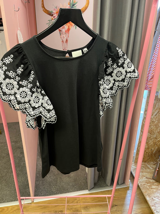 ICHI Mali Top - Black with White Embroidery